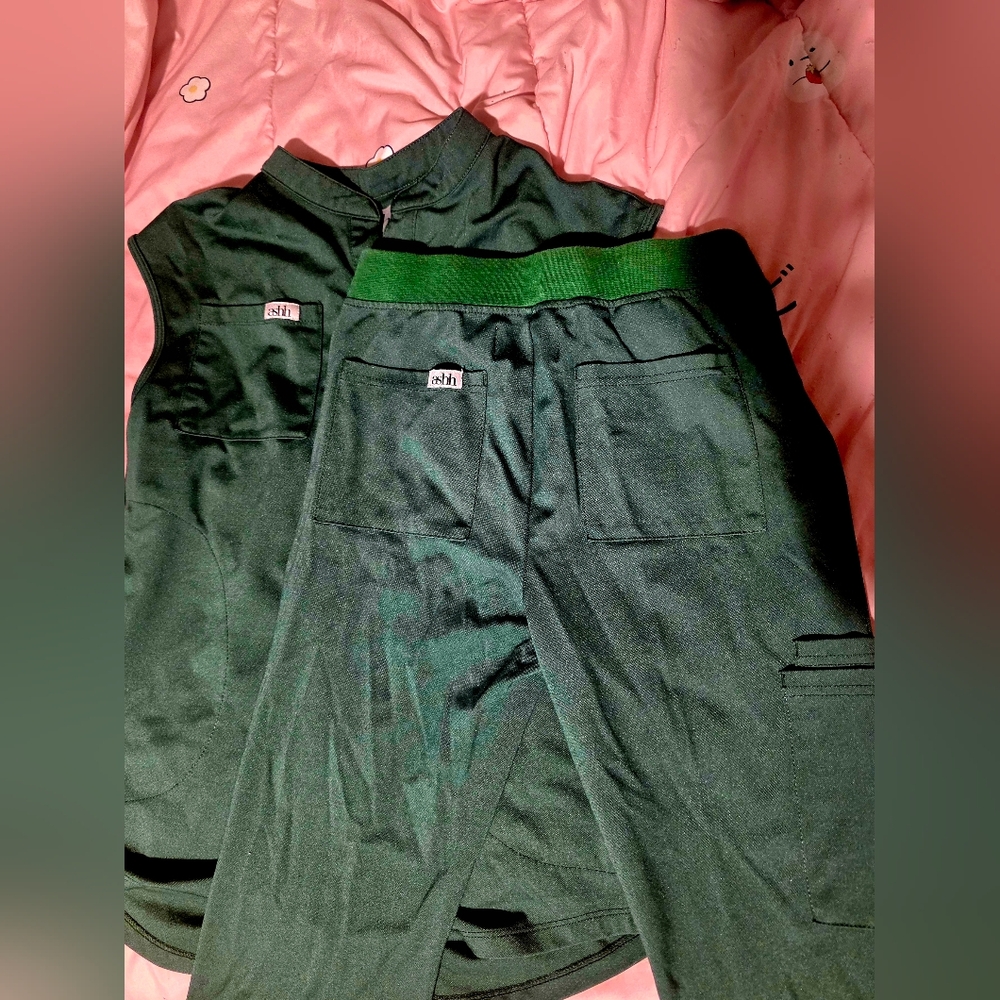 Ashh 'Emma' Scrub Set in Hunter Green: Size XS - Picture 6 of 6